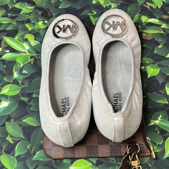 Michael Kors silver metallic flats with front round MK emblem - Picture 4 of 7